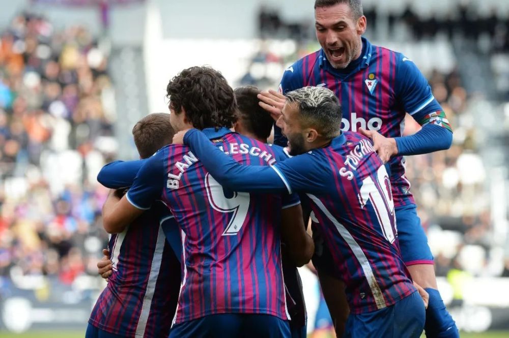 等球员在英 等球员在英